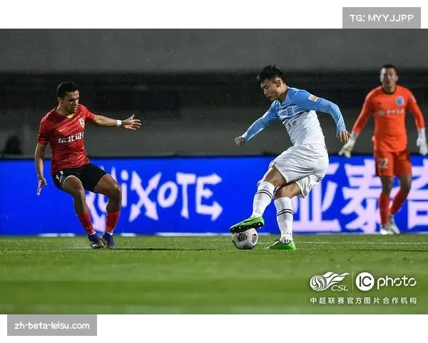 韩鹏飞冒顶致丢球 蓉城后防线急需索罗金驰援 韩鹏飞冒顶致丢球 蓉城后防线急需索罗金驰援